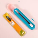 ⁦ملعقة تغذية للقطط لعصر الطعام الرطب والعصائر – أداة تقديم متعددة الاستخدام باللون الأزرق⁩ - الصورة ⁦3⁩