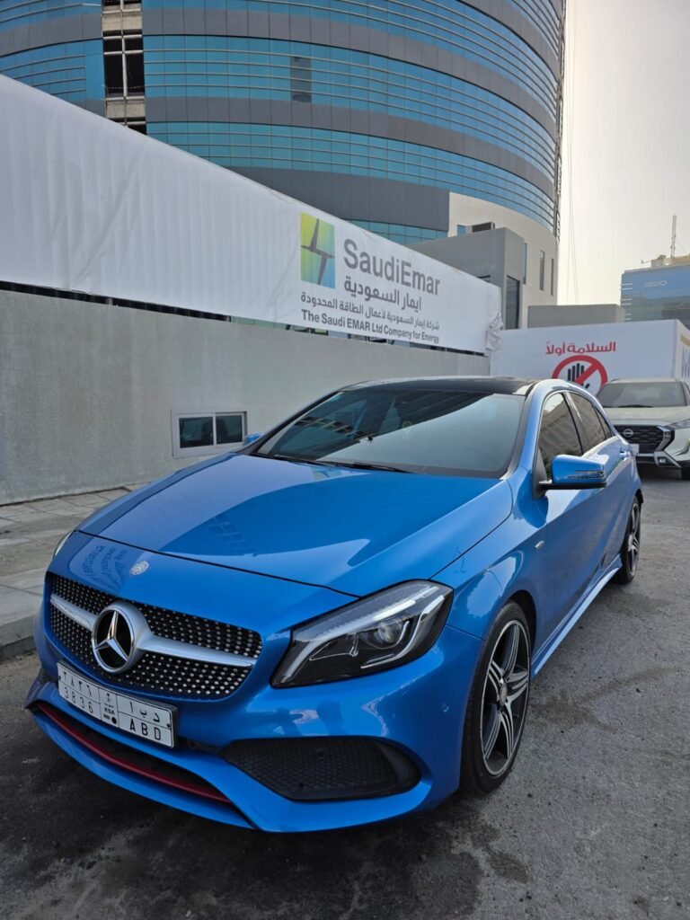 مرسيدس A-Class 250 موديل 2017 زرقاء سيدان رياضية فاخرة