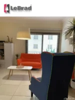 طقم كنب عصري لغرفة المعيشة بألوان حديثة وتصميم أنيق