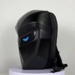 قناع روبوت ذكي LED أسود بتصميم مستقبلي وعيون رقمية مضيئة